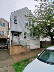 468 4th Ave, Elizabeth City, NJ 07206