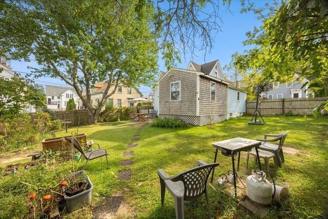28 Mayflower St, Plymouth, MA 02360
