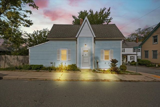 28 Mayflower St, Plymouth, MA 02360