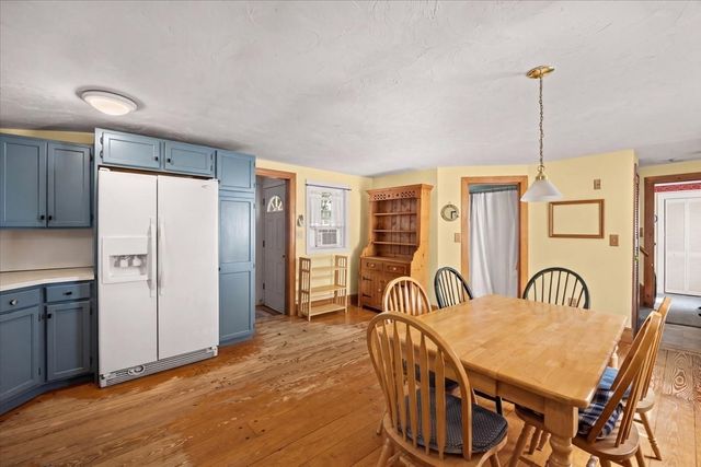 28 Mayflower St, Plymouth, MA 02360