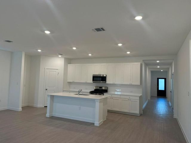 120 Brabham LOOP, Hutto, TX 78634