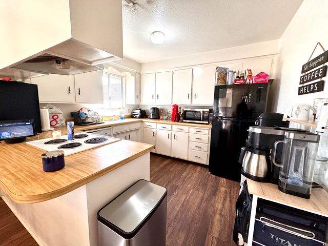 208 N B Street, Exeter, CA 93221