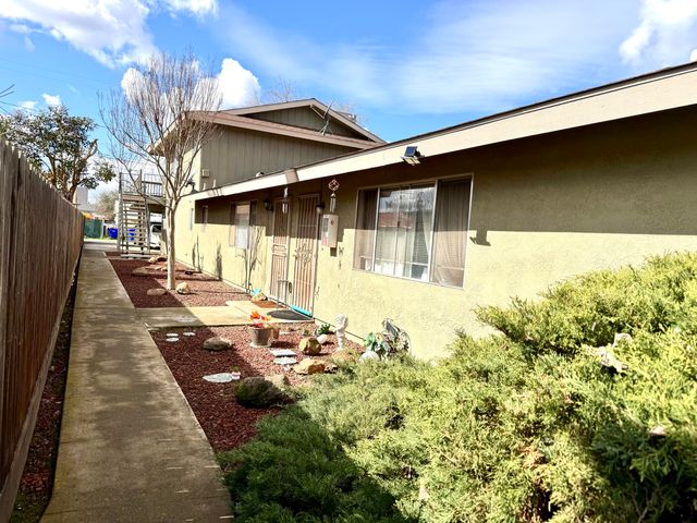 208 N B Street, Exeter, CA 93221