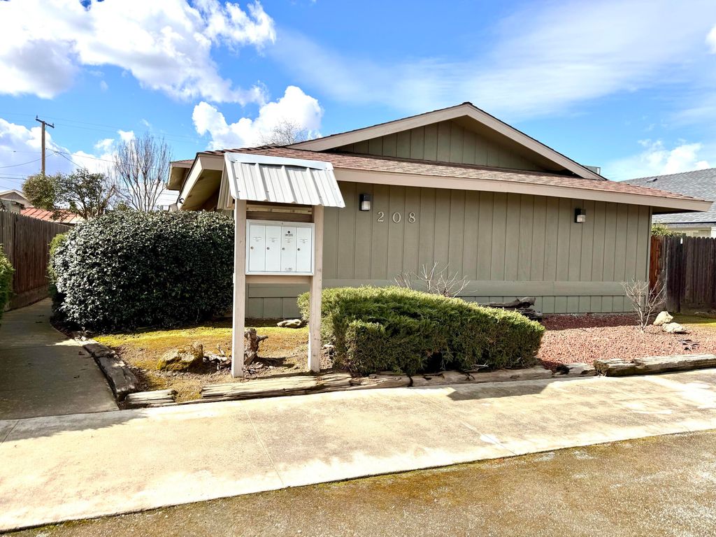 208 N B Street, Exeter, CA 93221