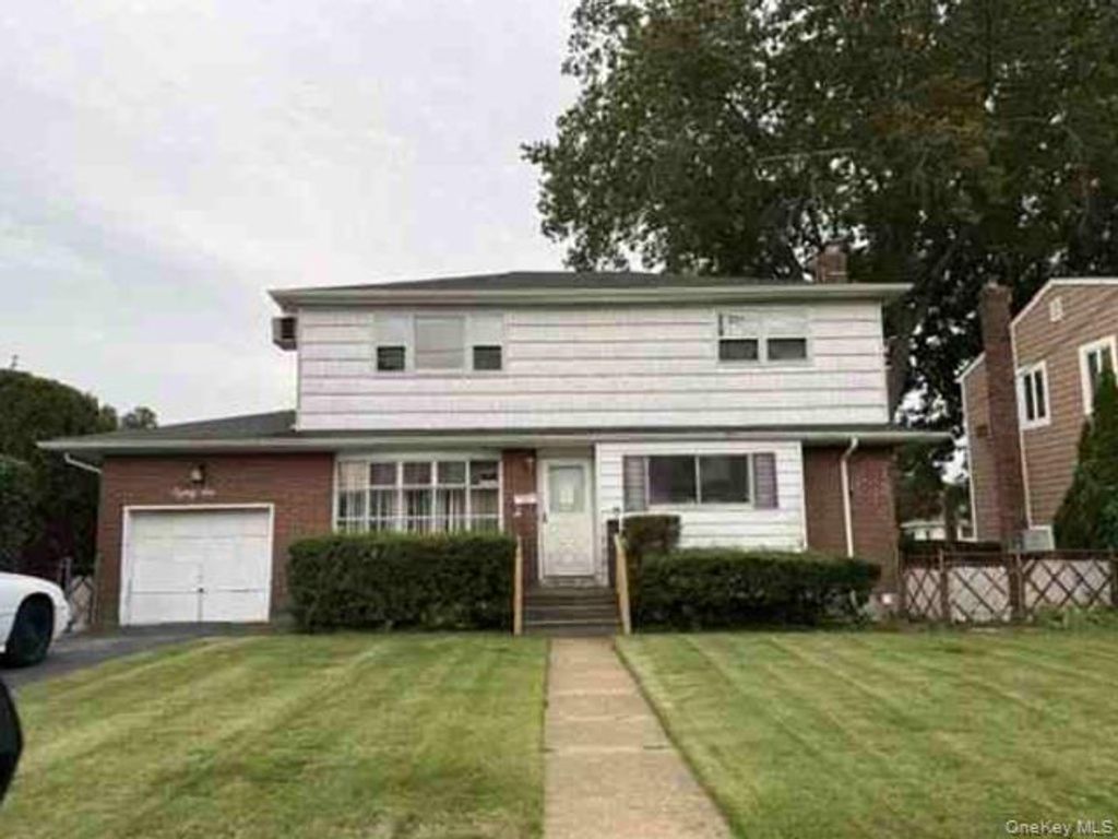 86 Manhattan Avenue, West Babylon, NY 11704 — exterior