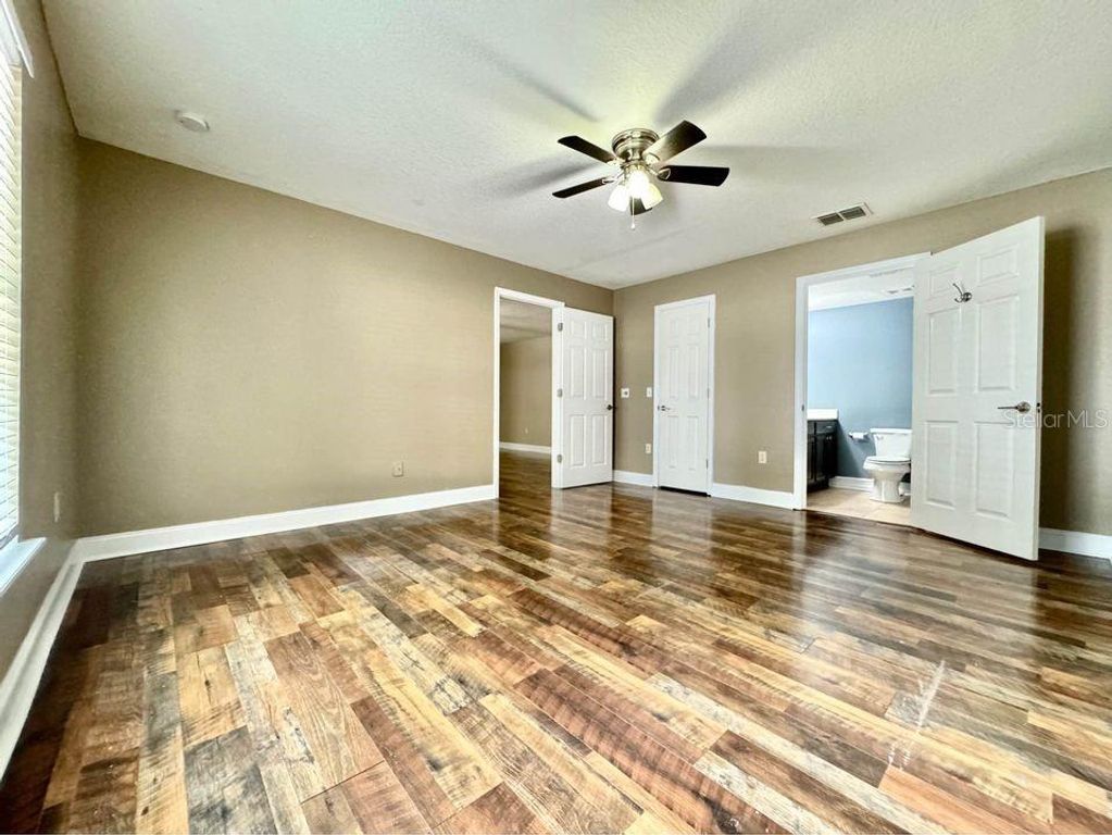 Image 11 of property listing at 800 CLEAR BROOK COURT, Fruitland Park, FL 34731