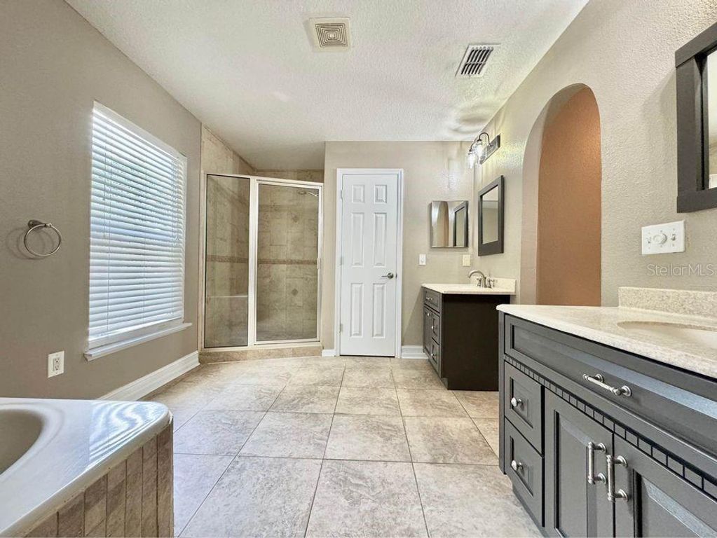 Image 31 of property listing at 800 CLEAR BROOK COURT, Fruitland Park, FL 34731