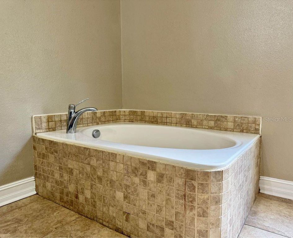 Image 36 of property listing at 800 CLEAR BROOK COURT, Fruitland Park, FL 34731