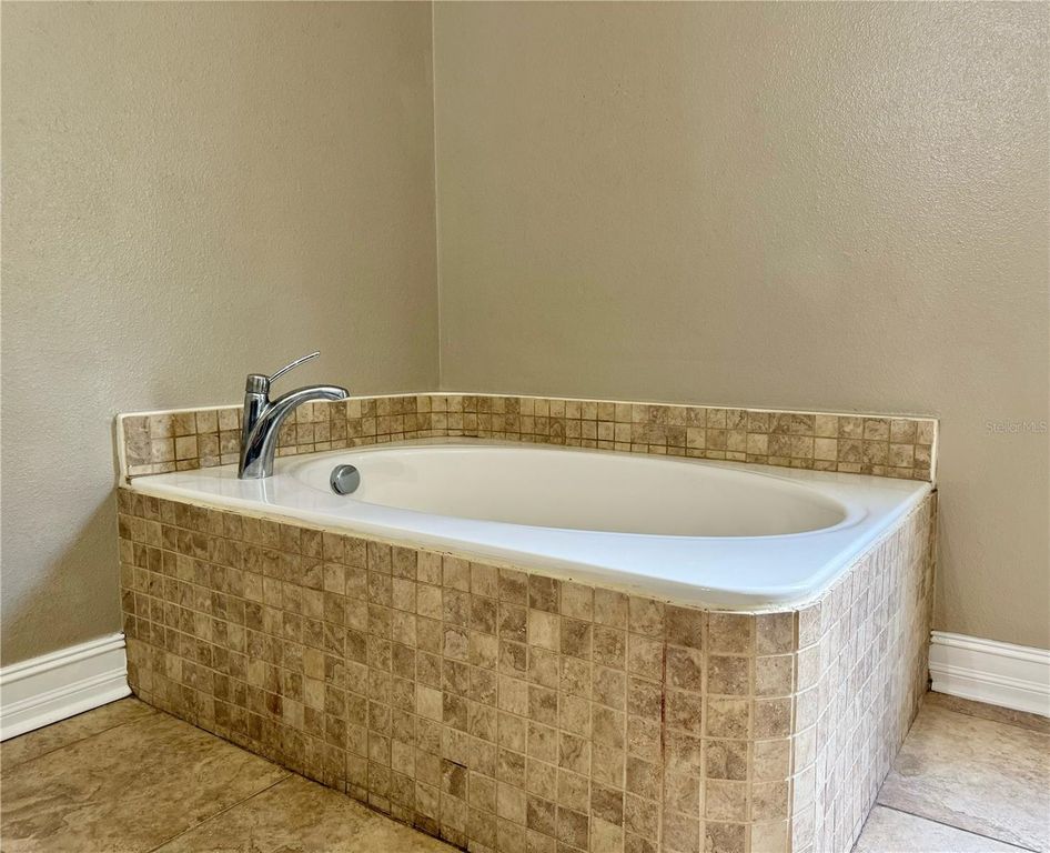 Image 37 of property listing at 800 CLEAR BROOK COURT, Fruitland Park, FL 34731