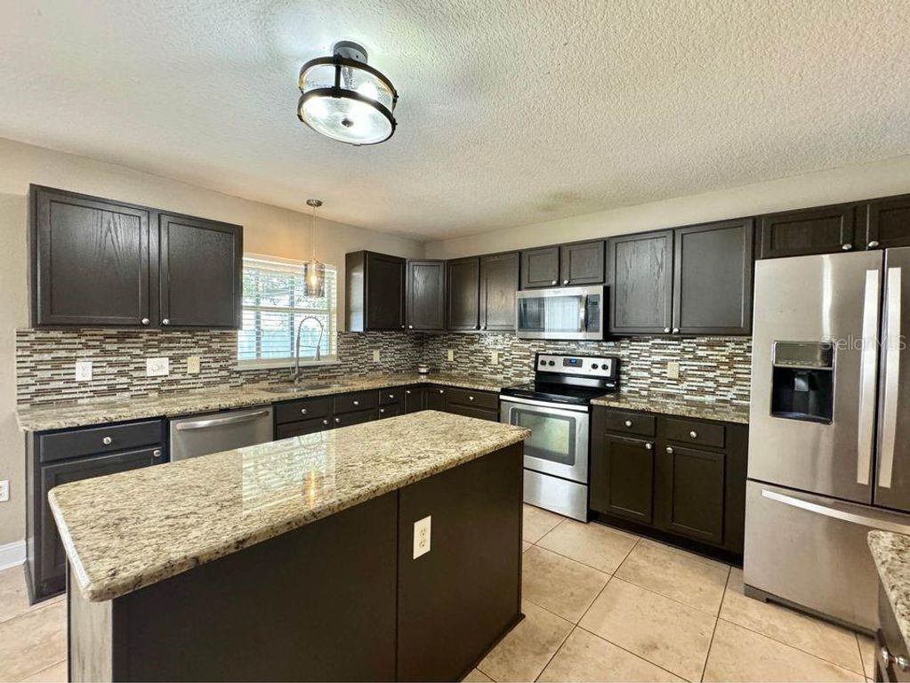 Image 6 of property listing at 800 CLEAR BROOK COURT, Fruitland Park, FL 34731