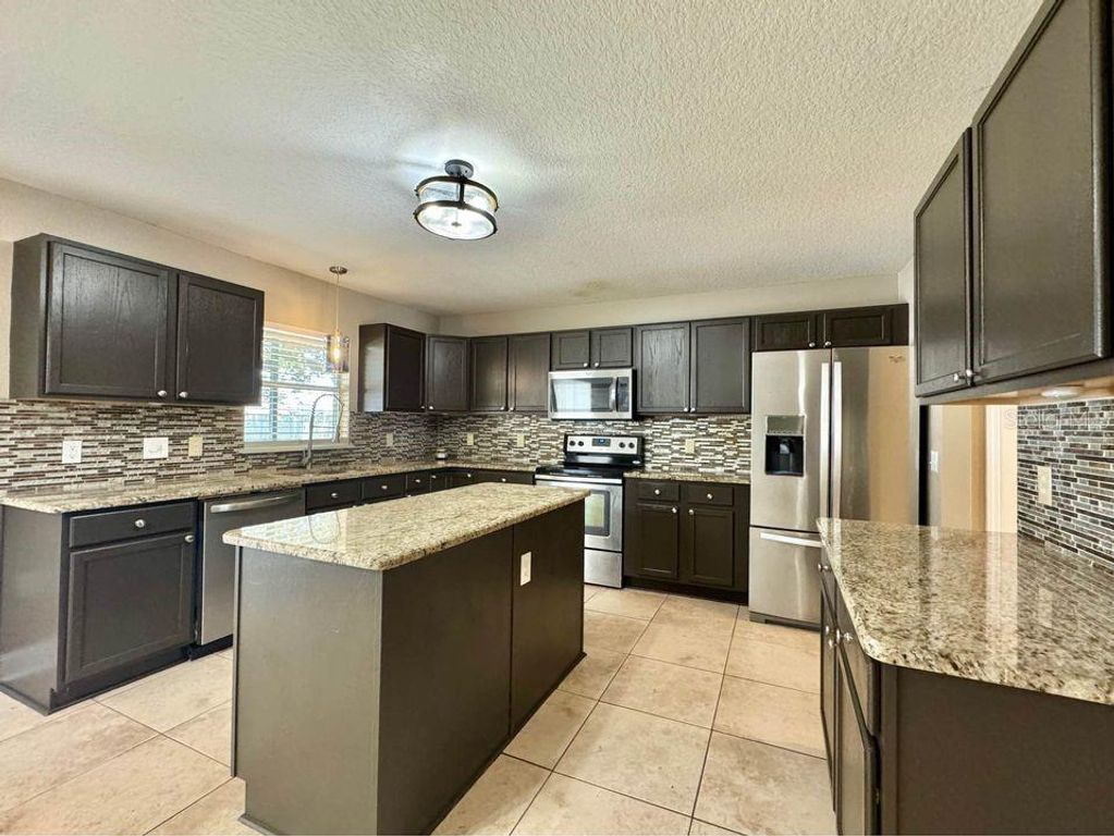Image 7 of property listing at 800 CLEAR BROOK COURT, Fruitland Park, FL 34731
