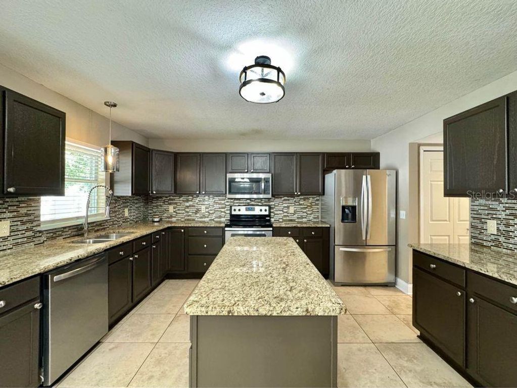 Image 8 of property listing at 800 CLEAR BROOK COURT, Fruitland Park, FL 34731