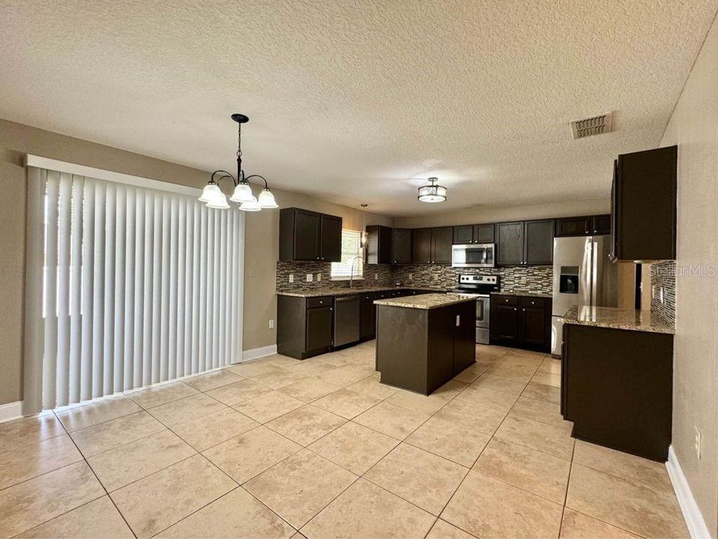 Image 9 of property listing at 800 CLEAR BROOK COURT, Fruitland Park, FL 34731