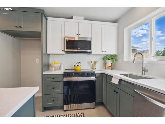 1123 Se Rhone St B, Portland, OR 97202