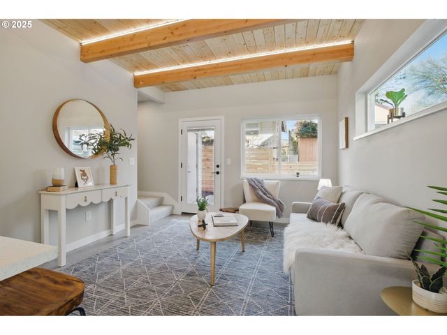 1123 Se Rhone St B, Portland, OR 97202