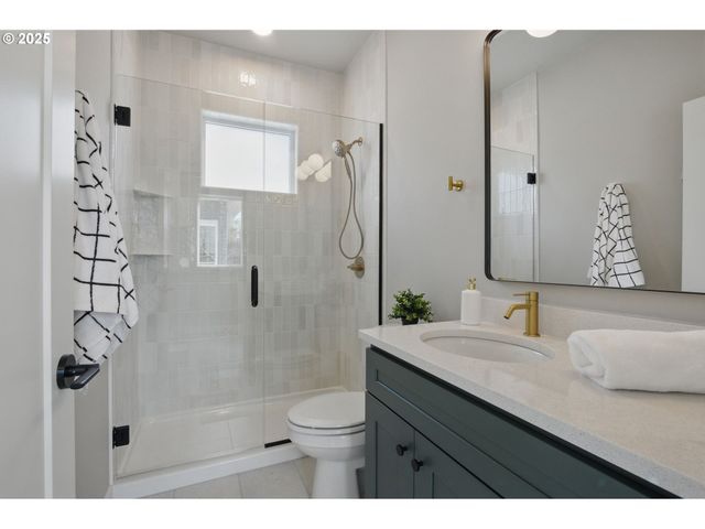 1123 Se Rhone St B, Portland, OR 97202