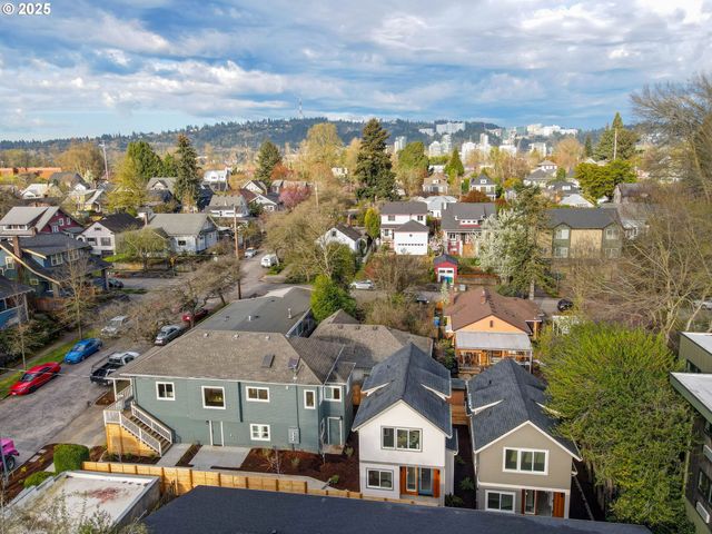 1123 Se Rhone St B, Portland, OR 97202