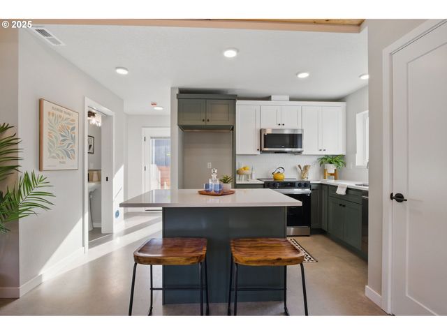 1123 Se Rhone St B, Portland, OR 97202