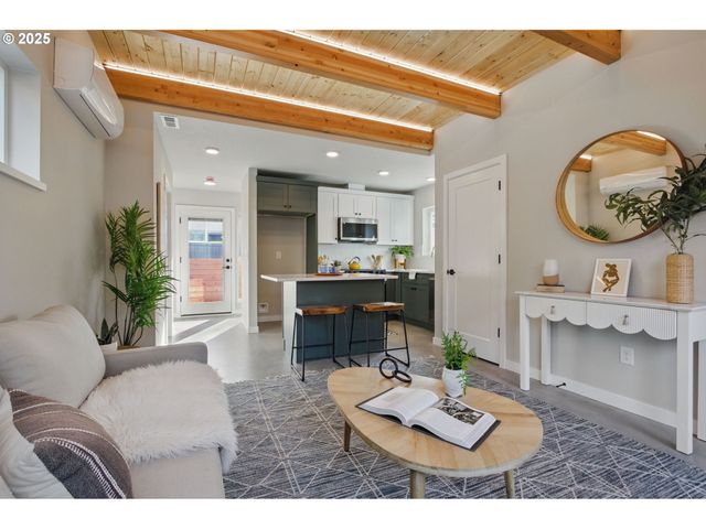 1123 Se Rhone St B, Portland, OR 97202