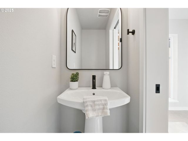 1123 Se Rhone St B, Portland, OR 97202