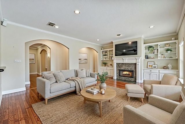 18 Falling Leaf Court, Friendswood, TX 77546