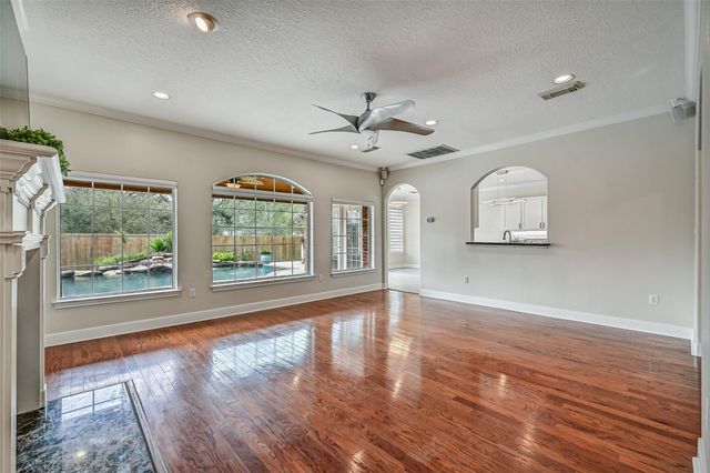 18 Falling Leaf Court, Friendswood, TX 77546