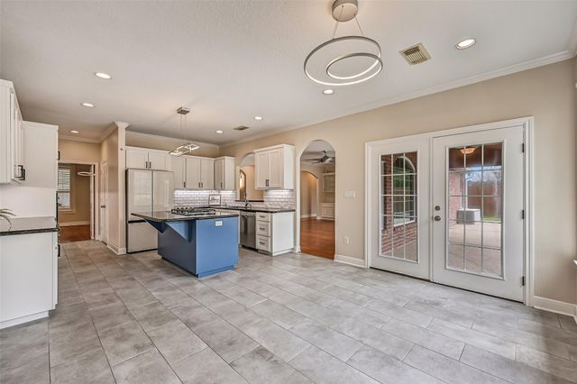 18 Falling Leaf Court, Friendswood, TX 77546