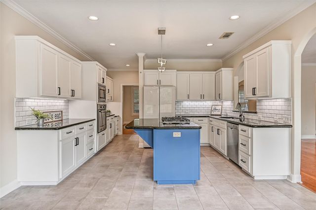 18 Falling Leaf Court, Friendswood, TX 77546