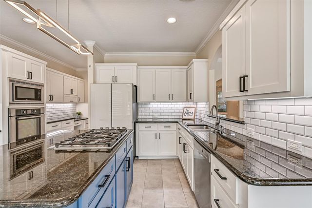 18 Falling Leaf Court, Friendswood, TX 77546