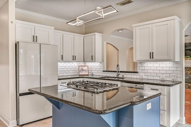 18 Falling Leaf Court, Friendswood, TX 77546