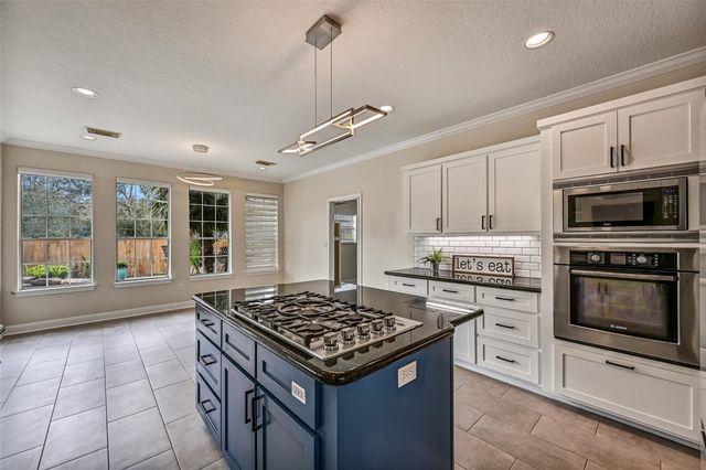 18 Falling Leaf Court, Friendswood, TX 77546