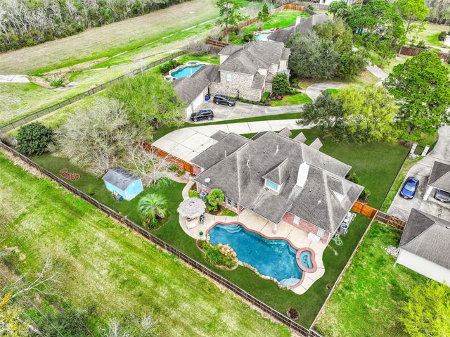 18 Falling Leaf Court, Friendswood, TX 77546