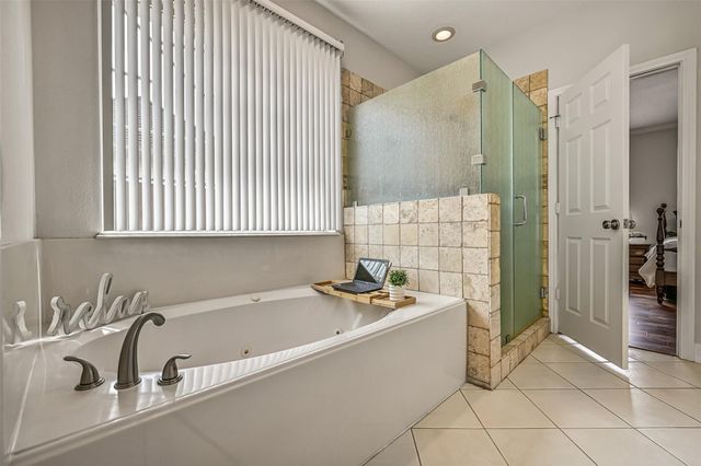 18 Falling Leaf Court, Friendswood, TX 77546