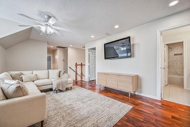 18 Falling Leaf Court, Friendswood, TX 77546