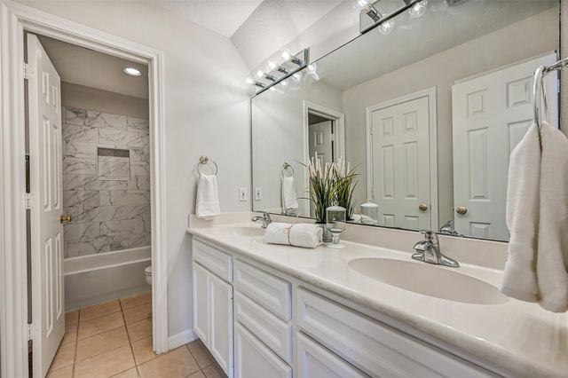 18 Falling Leaf Court, Friendswood, TX 77546