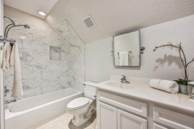 18 Falling Leaf Court, Friendswood, TX 77546