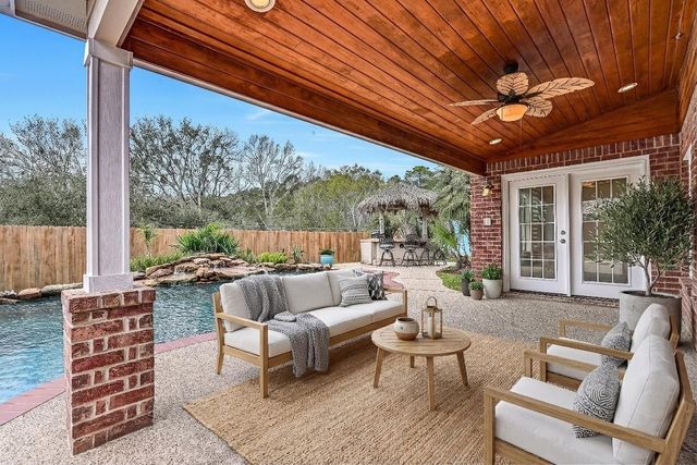 18 Falling Leaf Court, Friendswood, TX 77546