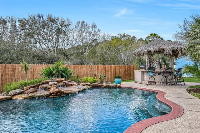 18 Falling Leaf Court, Friendswood, TX 77546