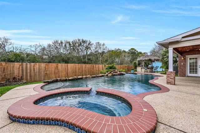 18 Falling Leaf Court, Friendswood, TX 77546