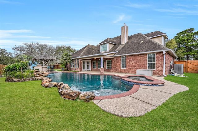 18 Falling Leaf Court, Friendswood, TX 77546
