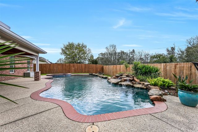18 Falling Leaf Court, Friendswood, TX 77546