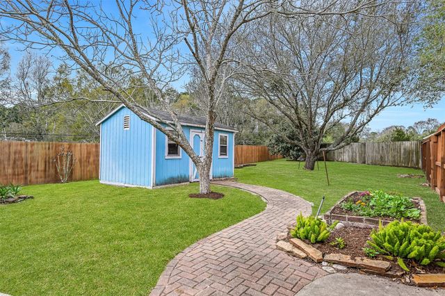 18 Falling Leaf Court, Friendswood, TX 77546