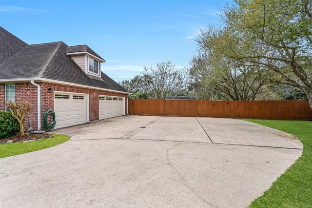 18 Falling Leaf Court, Friendswood, TX 77546