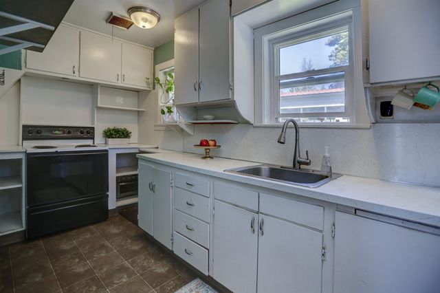 704 W 6th St, Medical Lake, WA 99022