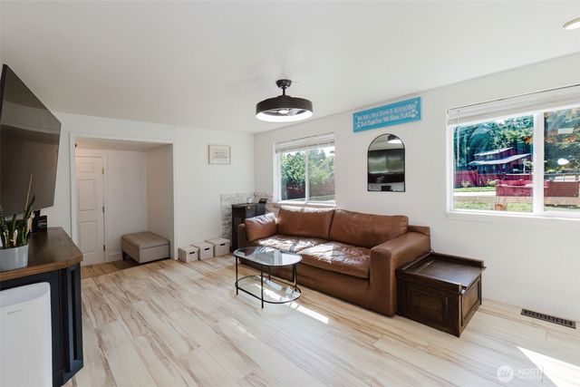 70 Tahuyeh Drive W, Bremerton, WA 98312