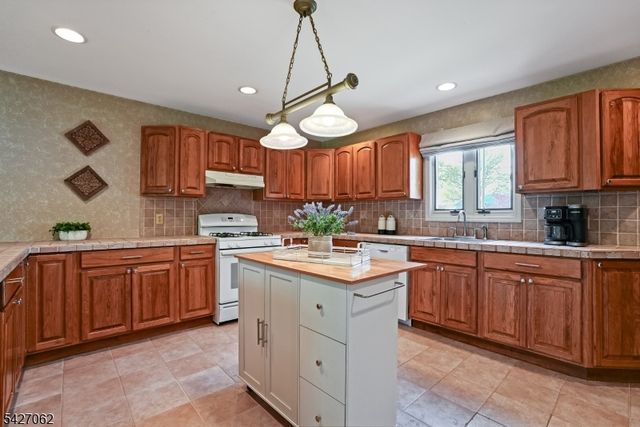 12 Emerald Ct, Clark Twp., NJ 07066