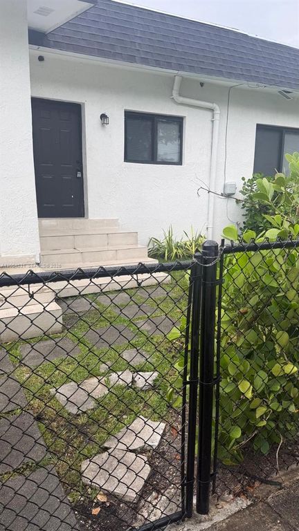 1800 NW 18th Ter 2, Miami, FL 33125