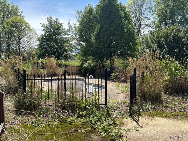 7513 Stonebridge Golf Drive, Maryville, IL 62062