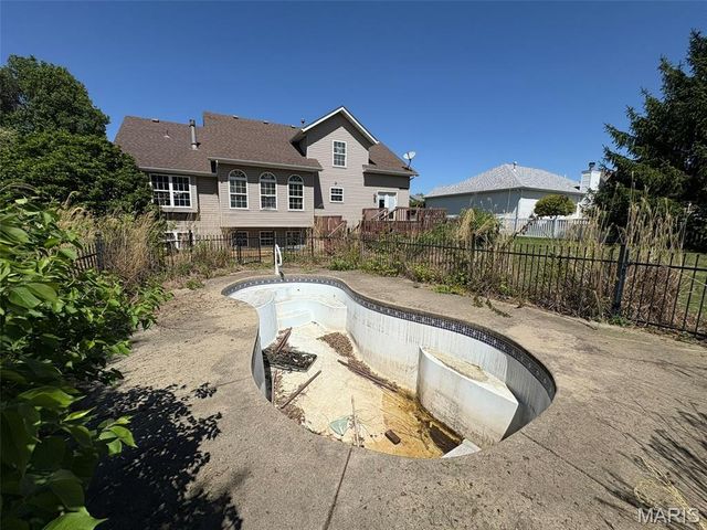7513 Stonebridge Golf Drive, Maryville, IL 62062
