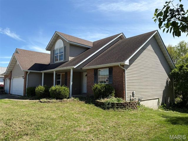 7513 Stonebridge Golf Drive, Maryville, IL 62062
